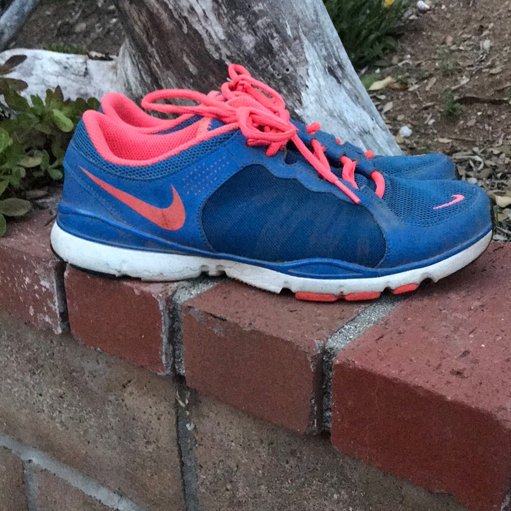 Nike tennis shoes